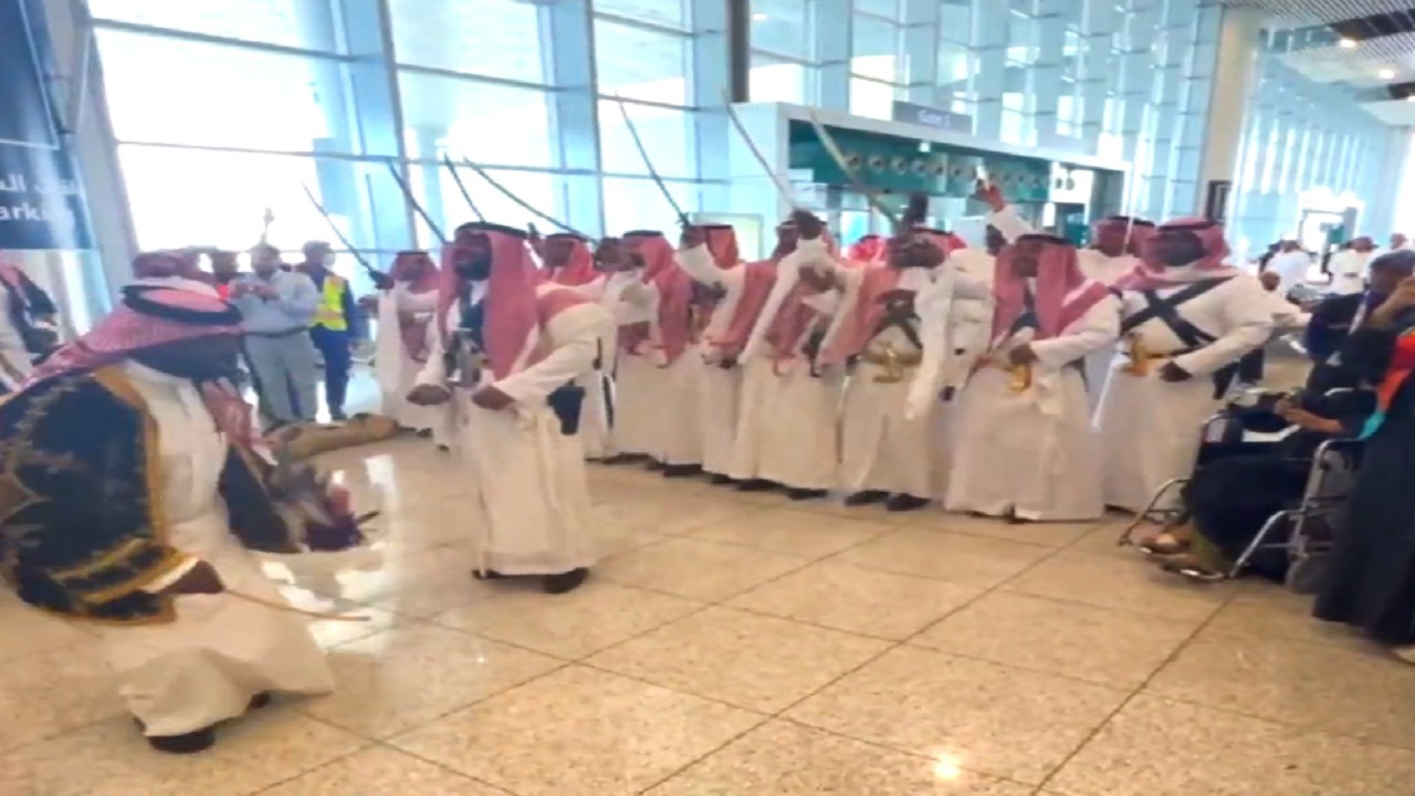 العرضة السعودية في مطار الملك خالد..فيديو