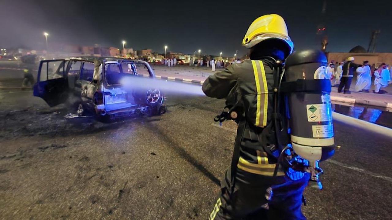 الدفاع المدني يخمد حريقًا اندلع في مركبة بالخبر