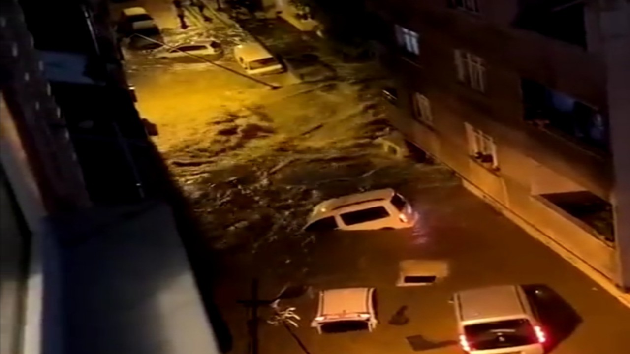 فيضانات مدمرة تجتاح اسطنبول .. فيديو