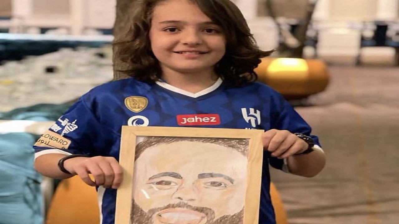 طفلة إيرانية تحمل صورة نجم الهلال نيمار