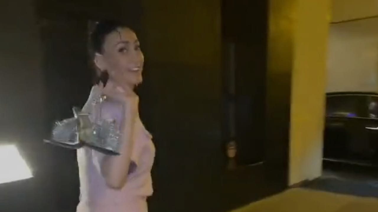 غادة عبدالرازق تخلع حذاءها وتسير في شوارع باريس .. فيديو
