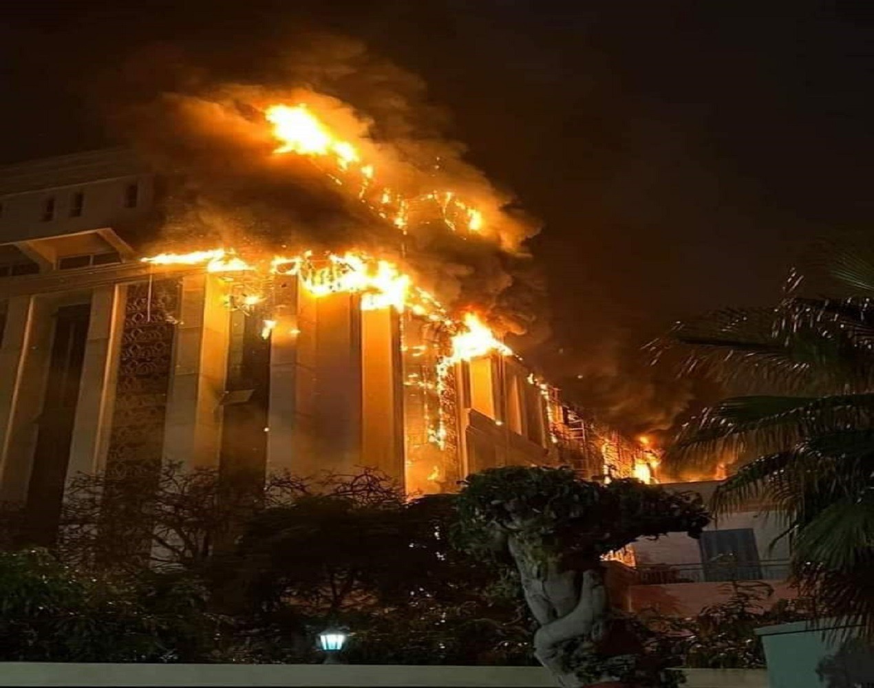 مصر.. اندلاع حريق ضخم بمديرية الأمن في الإسماعيلية..فيديو